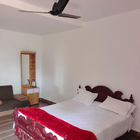 Sunshine Service Villa Канур Екстериор снимка