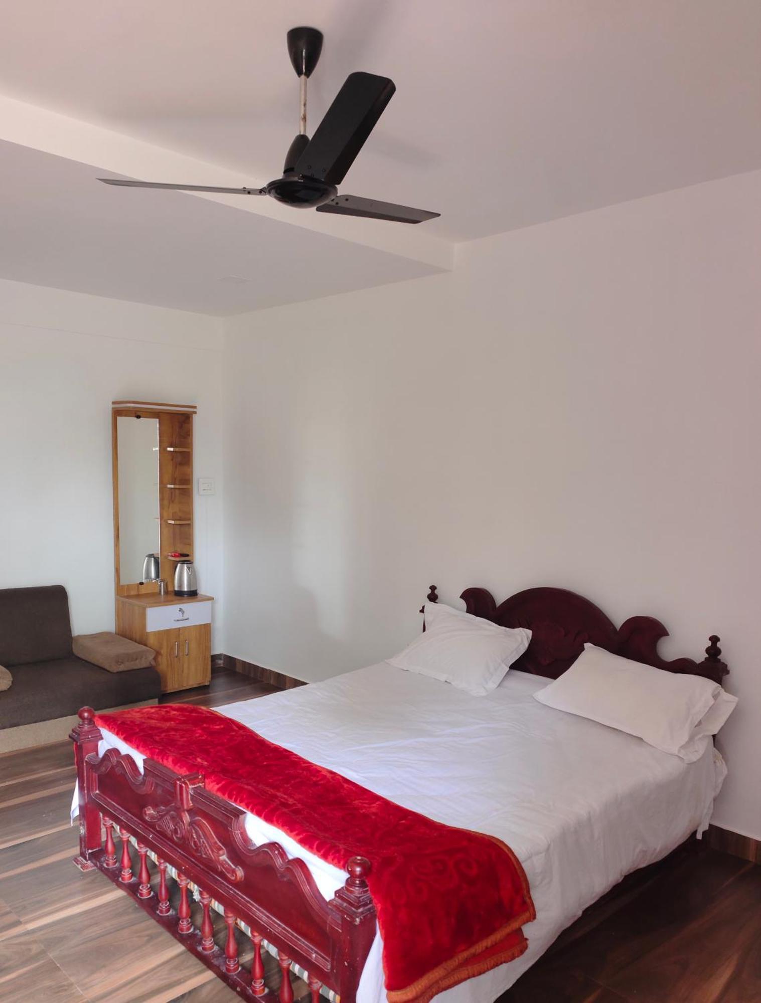 Sunshine Service Villa Канур Екстериор снимка
