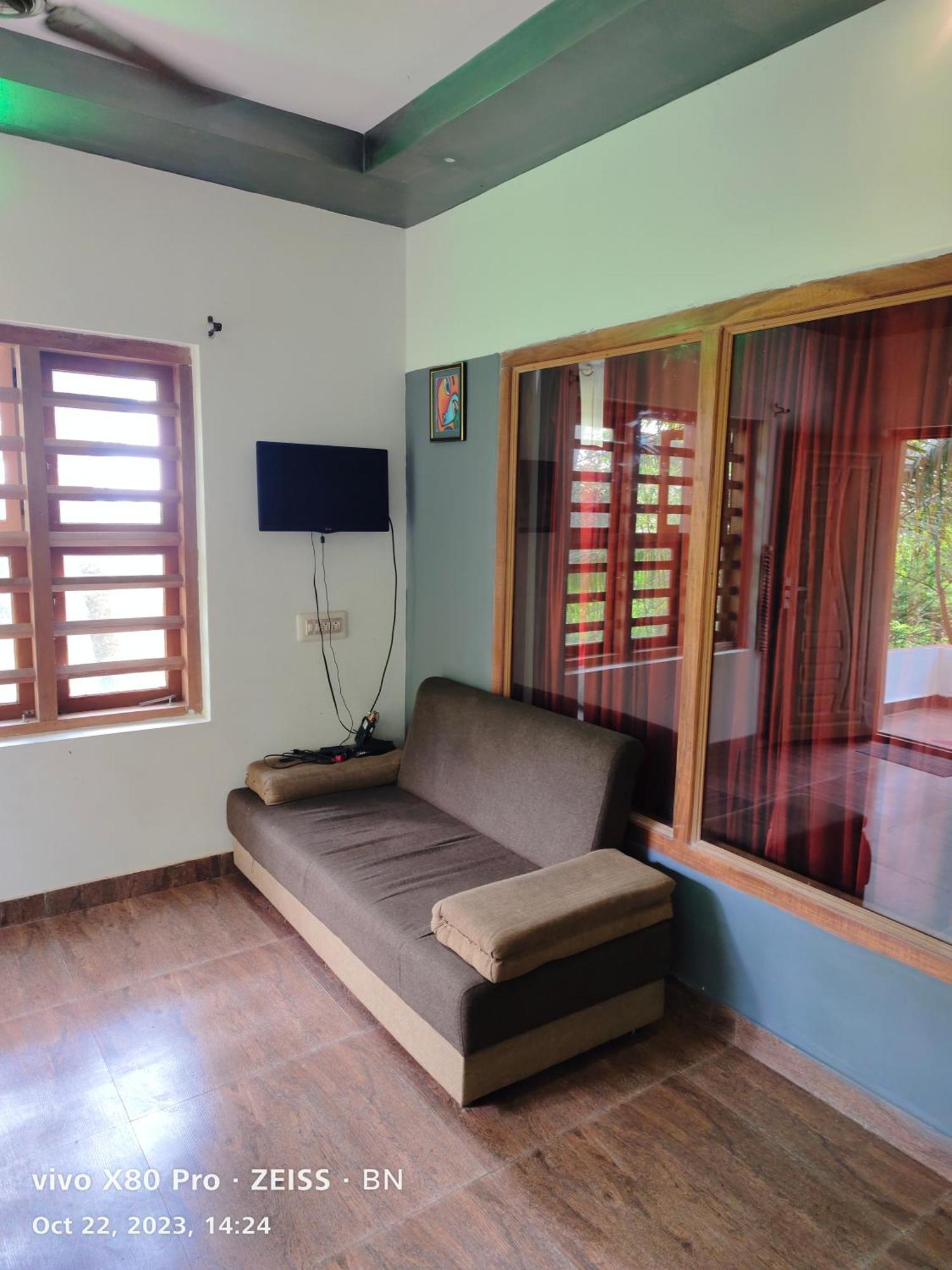 Sunshine Service Villa Канур Екстериор снимка